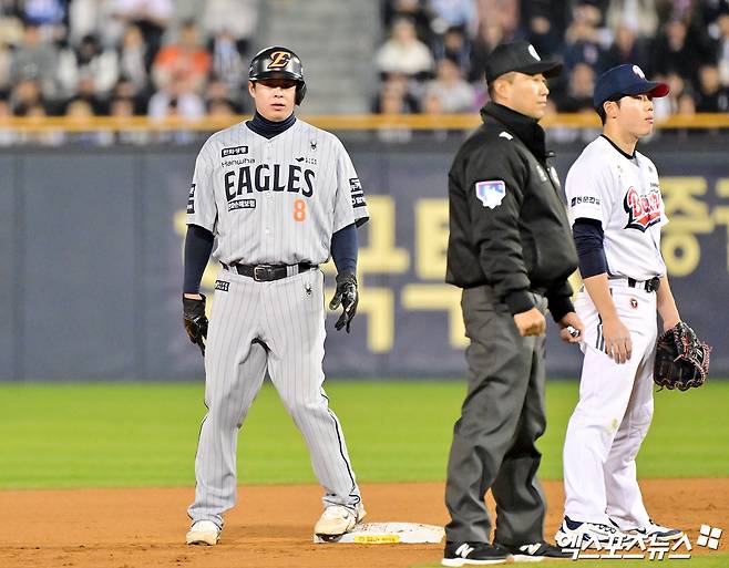 10일 오후 서울 송파구 잠실야구장에서 열린 '2025 신한 SOL Bank KBO리그' 한화 이글스와 두산 베어스의 경기, 6회초 1사 1,3루 두산 노시환이 2루 도루에 성공하고 있다. 엑스포츠뉴스 DB