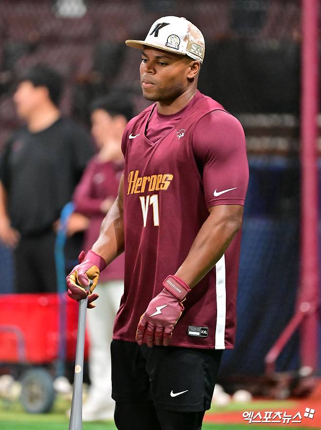 7일 오후 서울 구로구 고척스카이돔에서 열리는 '2025 신한 SOL Bank KBO리그' LG 트윈스와 키움 히어로즈의 경기, 키움 스톤 개랫이 훈련에 임하고 있다. 고척, 김한준 기자