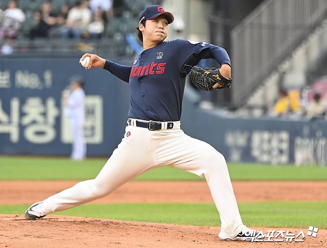 롯데 자이언츠 이민석이 정규시즌 경기에 등판해 투구하고 있다. 엑스포츠뉴스 DB