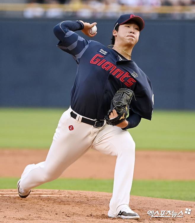 롯데 자이언츠 이민석이 정규시즌 경기에 등판해 투구하고 있다. 엑스포츠뉴스 DB