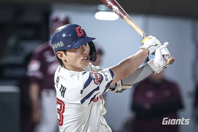 롯데 자이언츠 전민재가 7일 서울 잠실야구장에서 열린 두산 베어스와의 원정경기 도중 오른쪽 눈 불편감으로 교체됐다. 앞서 헤드샷 사구로 다쳤던 부위다. 롯데 자이언츠