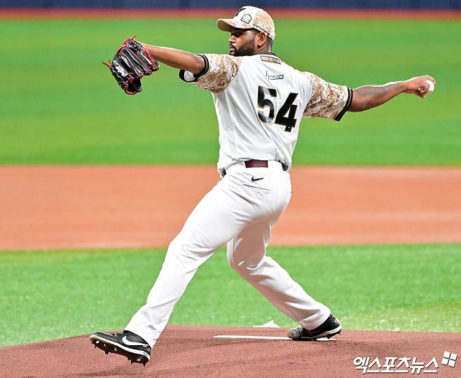 7일 오후 서울 구로구 고척스카이돔에서 열린 '2025 신한 SOL Bank KBO리그' LG 트윈스와 키움 히어로즈의 경기, 1회초 키움 선발투수 알칸타라가 공을 힘차게 던지고 있다. 고척, 김한준 기자