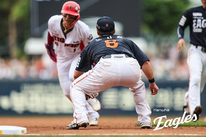 7일 오후 광주-KIA챔피언스필드에서 열린 '2025 신한 SOL Bank KBO리그' 한화 이글스와 KIA 타이거즈의 경기, 3회말 1사 2루 KIA 박찬호의 런다운 때 한화 노시환이 박찬호를 태그하고 있다. 한화 이글스