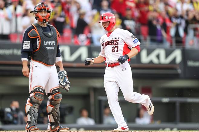7일 오후 광주-KIA챔피언스필드에서 열린 '2025 신한 SOL Bank KBO리그' 한화 이글스와 KIA 타이거즈의 경기, 5회말 1사 1, 2루 한화 채은성의 송구 실책 때 2루주자 김호령이 득점하고 있다. KIA 타이거즈