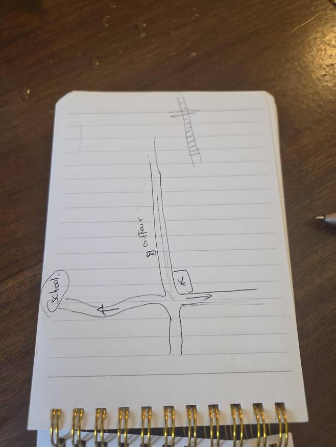 프랑스 입양인 이은주 씨가 그린 광주 집 근처 거리 약도 이은주 씨는 6살 때 서울 영화관에서 버려져 프랑스로 입양 갔다. 위의 사진은 50대의 이은주 씨가 친부모를 찾기 위해 한국을 방문, 배진시 대표한테 보여준 고향집 약도다.
[배진시 대표 제공]