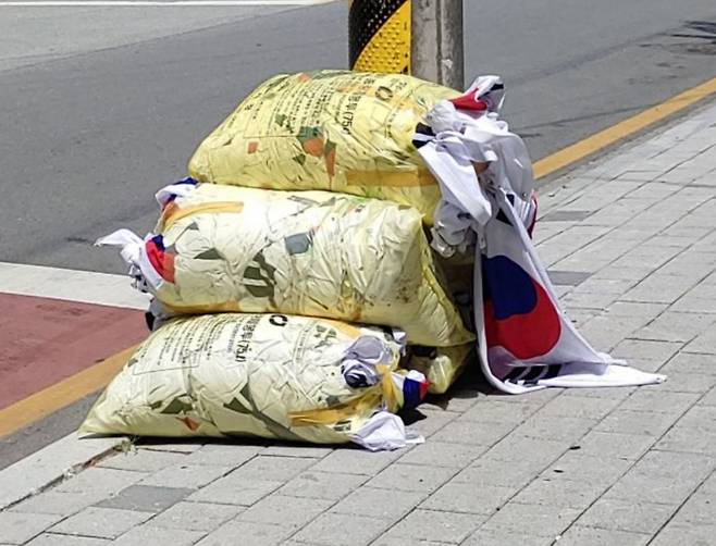 현충일에 쓰레기봉투에 담겨 버려진 태극기 [서경덕 교수 SNS 캡처. 재판매 및 DB 금지]