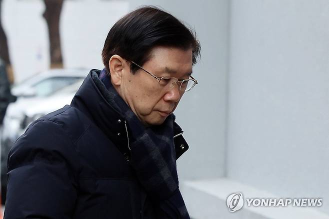 박종준 전 경호처장, 3차 출석 (서울=연합뉴스) 김인철 기자 = 윤석열 대통령 체포 저지를 주도한 박종준 전 대통령 경호처장이 13일 오전 서울 서대문구 경찰청 국가수사본부로 경찰 조사를 위해 출석하고 있다. 2025.1.13 [공동취재] yatoya@yna.co.kr