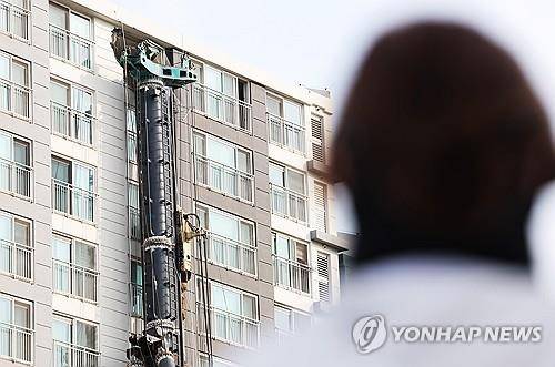 아파트로 넘어진 천공기 (용인=연합뉴스) 홍기원 기자 = 지난 6일 경기도 용인시 기흥구 서천동 인덕원~동탄 복선전철 공사 현장에서 중장비인 천공기(지반을 뚫는 건설기계)가 넘어져 인근 아파트 건물 벽면에 기댄 모습으로 쓰러져 있다. 지난 5일 오후 10시 13분께 발생한 이 사고로 인한 인명 피해는 없었다. 2025.6.6 xanadu@yna.co.kr