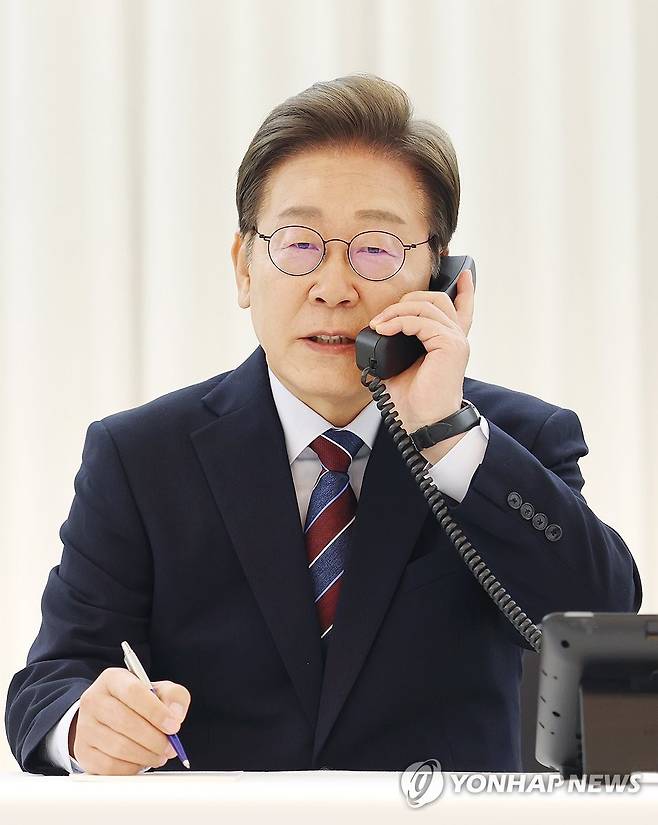 트럼프 대통령과 전화 통화 갖는 이재명 대통령 (서울=연합뉴스) 홍해인 기자 = 이재명 대통령이 6일 서울 한남동 관저에서 도널드 트럼프 미국 대통령과 전화 통화를 하기 위해 수화기를 들고 있다. 2025.6.6 hihong@yna.co.kr