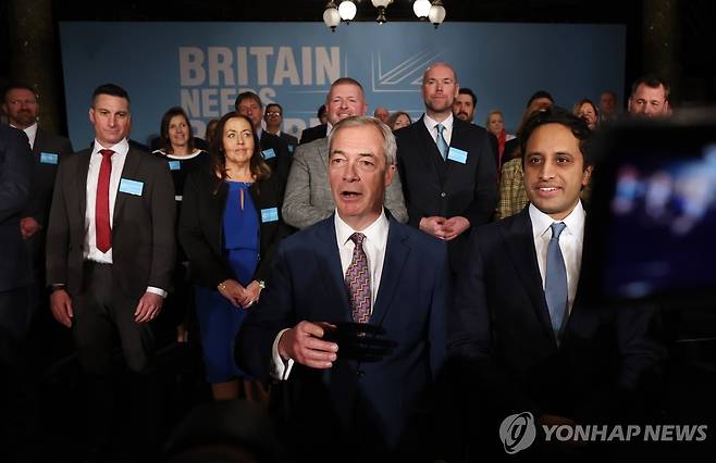 영국개혁당 패라지 대표(가운데)와 유수프 전 의장(오른쪽) [EPA 연합뉴스 자료사진]
