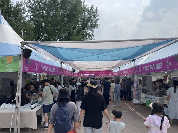 지난 7일 가평 자라섬꽃페스타를 찾은 시민들이 농특산물 직거래 장터인 ‘바로마켓 가평점’을 둘러보고 있다. 2025.6.7 가평/김민수기자 kms@kyeongin.com