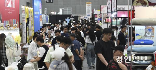 전국적으로 반려동물을 기르는 인구가 크게 늘고 있는 추세인 가운데 관련 산업에 대한 관심도 높아지고 있다. 8일 오후 수원시 영통구 수원컨벤션센터에서 열린 ‘2025 수원 펫＆캣쇼’에서 수많은 관람객들이 반려동물 부스를 둘러보고 있다. 2025.6.8 /이지훈기자 jhlee@kyeongin.com