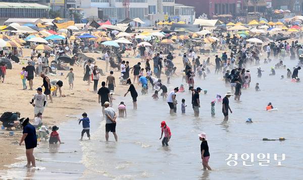 초여름 날씨를 보인 8일 오후 안산시 단원구 방아머리해수욕장을 찾은 피서객들이 물놀이를 하며 더위를 식히고 있다. 2025.6.8 /최은성기자 ces7198@kyeongin.com