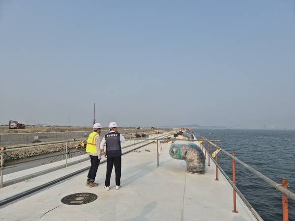 국내에서 두 번째로 완전 자동화 부두로 조성되는 인천 신항 1-2단계 컨테이너 부두 공사 현장. /김주엽기자 kjy86@kyeongin.com