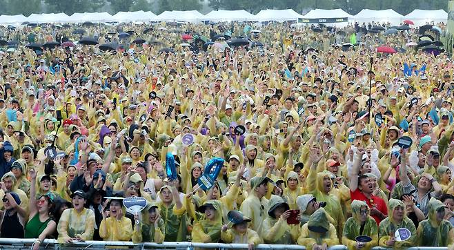 ▲ 작년 인천 연수구 송도동 달빛공원에서 열린 2024 타임캡슐 슈퍼콘서트를 찾은 관람객들이 공연을 즐기고 있다. /이재민 기자 leejm@incheonilbo.com
