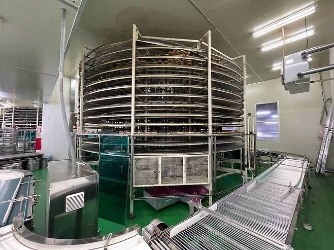 ▲5월 19일 오전 3시쯤 시흥시에 위치한 SPC삼립 시화공장에서 윤활 작업 중이던 50대 여성 근로자 A씨가 컨베이어 벨트에 끼여 숨지는 사고가 났다. &nbsp;사진은 사고가 난 기계의 모습. /연합뉴스