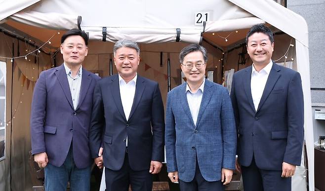 ▲&nbsp;최종현(맨 왼쪽부터) 더불어민주당 대표의원, 김정호 국민의힘 대표의원, 김동연 경기지사, 김진경 도의회 의장이 지난 7일 저녁 수원시 소재 한 식당에서 회동을 가지고 기념사진을 찍고 있다./사진제공=경기도의회