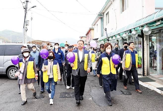 ▲ '여행길 걷기 활동'을 하고 있는 김경일 시장과 시민들. /사진제공=파주시