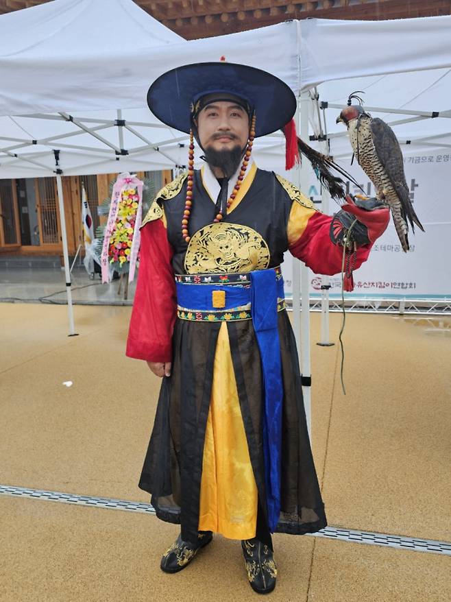 김희태 소장이 '국가유산지킴이 날' 행사에서 전통 복장을 입고 기념사진을 찍고 있다. 사진=이야기가 있는 역사문화연구소