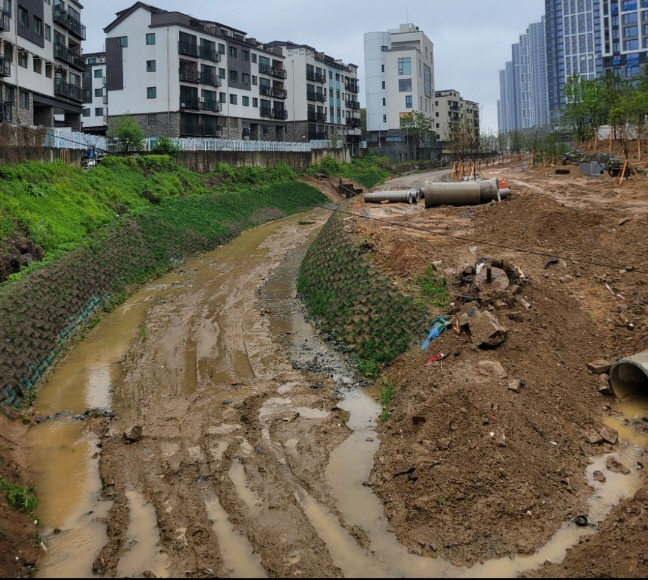 오는 6월말 입주를 앞둔 '더샵일산엘로이' 옆 풍동천은 일산의 청계천 으로 개발한다고 홍보 했으나 현재 흙탕물만 흐르고 있다. 사진=독자제공