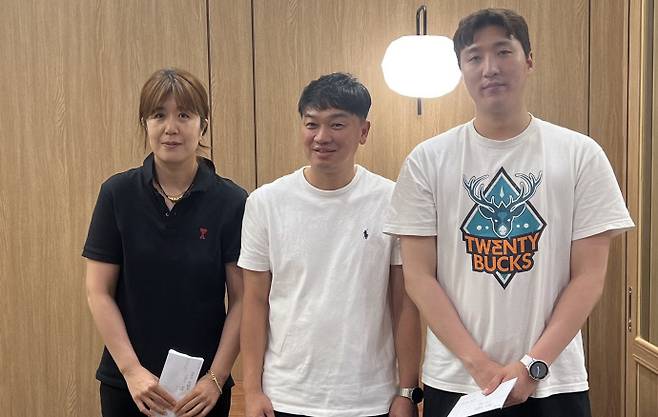 이동기(사진 정가운데)수원시 농구협회장이 제54회 전국소년체전서 동반 금메달을 획득한 삼일중의 김민구(사진 오른쪽)코치, 수원제일중의 이은영 코치와 기념촬영을 하고 있다. 사진=수원시 농구협회