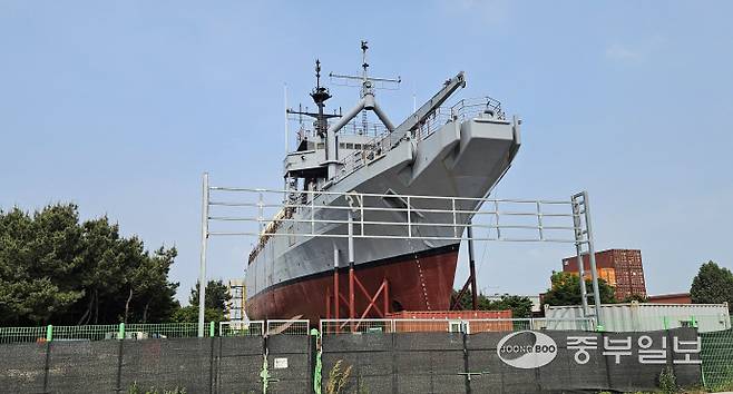건조한 지 58년 된 퇴역 해군 구조함 '평택함'이 해양안전체험관으로 탈바꿈하기 위해 평택항 친수공간에 거치돼 있다. 사진=류제현기자