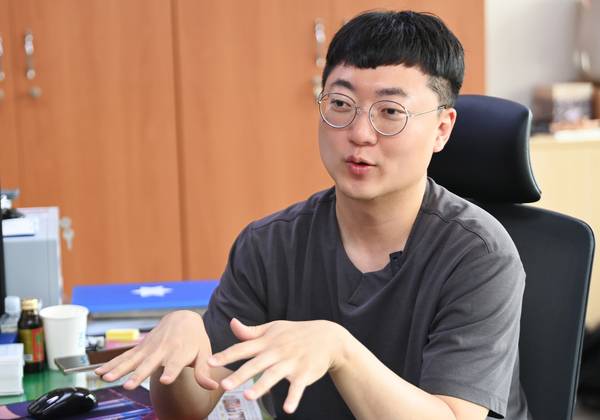 ▲ 김선태 충주시 홍보담당관 뉴미디어 팀장이 충청투데이와 인터뷰를 진행하고 있다. 사진=김주형 기자