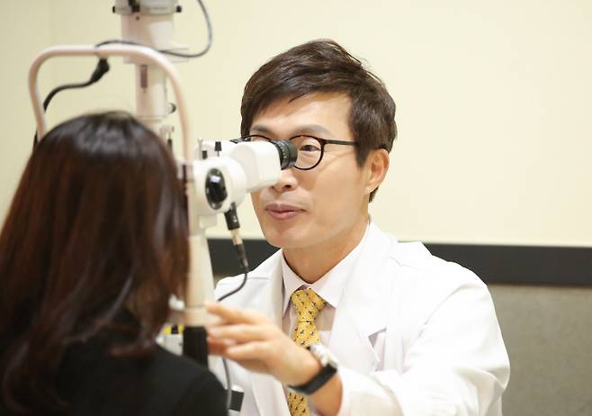 김재봉 광주신세계안과 대표원장이 진료를 보고 있는 모습. /광주신세계안과 제공