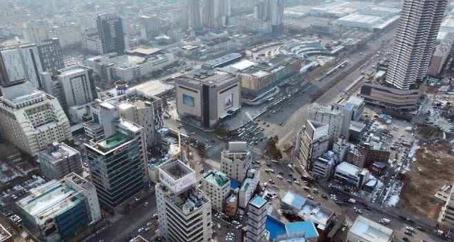 최근 광주 광천사거리가 광주지역에서 가장 심각한 교통혼잡지역으로 나타난 가운데 인근에 새로운 터미널과 대형마트가 속속 들어설 계획으로 이곳의 교통 혼잡은 갈수록 심각해질 전망이다. 사진은 서구 광천동 광주신세계백화점 일대 전경./남도일보 DB