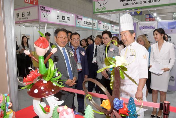 김대중컨벤션센터에서 최근 열린 ‘2025 광주식품대전 개막식’에 참석한 강기정<왼쪽> 광주시장이 참석자들과 함께 전시장 투어를 하고 있다.  <광주시 제공>