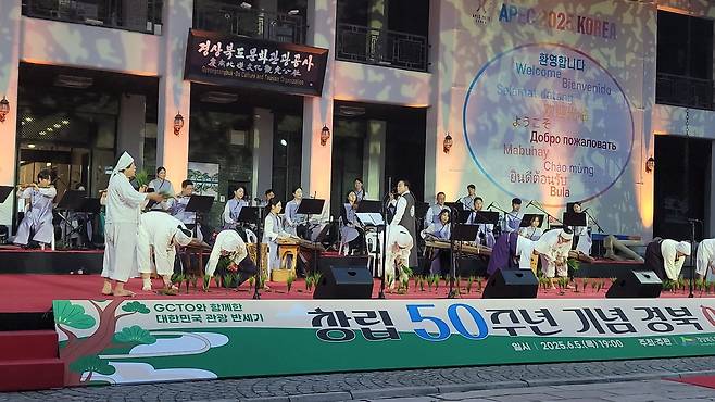 경북관광공사 창립50주년 기념 ‘경북아리랑축제’에서 문경새재아리랑보존회 회원들이 모심기 소리와 퍼포먼스를 공연하는 모습. /고성환 기자