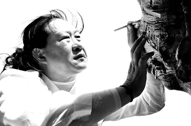 대한민국 캘리그리라피 묭장 진성영작가의 작업 모습./진성영작가제공