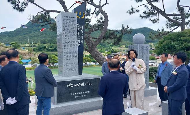 진도 조도 초등학교 개교 100주년 기념비 서체를 설명하는 진성영작가./진성영작가제공