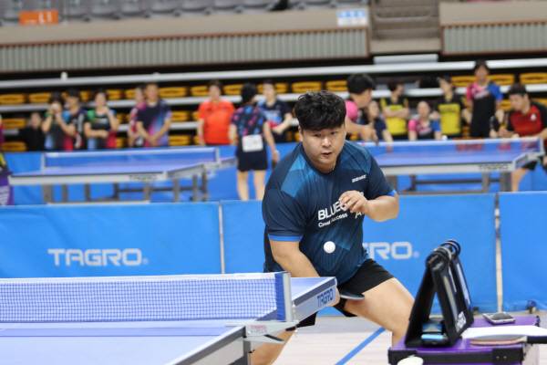 일반부 단체전 결승이 치러진 8일 단체전 혼성 A그룹에 참가한 도닉코리아 이희성 선수가 백 핸드 드라이브 직전 집중하고 있는 모습. 김범진기자