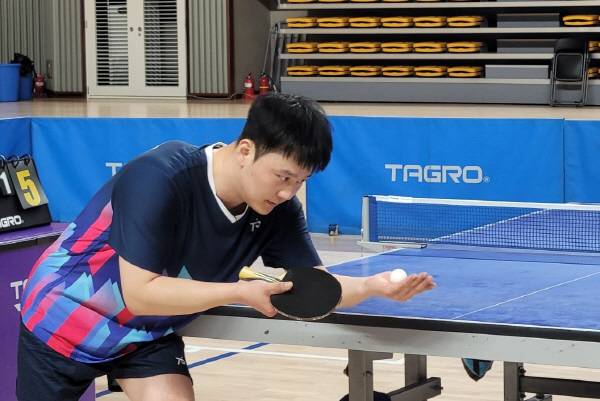 '제7회 명실상주배 전국동호인 탁구대회' 일반부 단체전 결승전이 치러진 8일 상주 김재현 탁구클럽 강동식 선수가 결승전에서 서브에 앞서 탁구공에 심혈을 집중하고 있다. 김범진기자