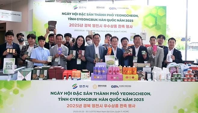 영천시 무역사절단이 베트남 롯대미트7군지점을 방문 상품 판촉을 하고 있다.<영천시 제공>