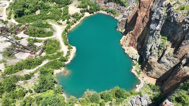 대구 달성군 가창면 폐채석장이 깎아지는 절벽과 에메랄드빛이 나는 호수로 한국의 캐나다로 불리며 시민들의 발길이 이어지고 있다. 사진은 5일 오후 모습. 이윤호기자 yoonhohi@yeongnam.com