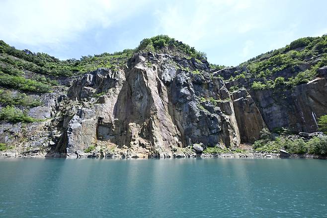 대구 달성군 가창면 폐채석장이 깎아지는 절벽과 에메랄드빛이 나는 호수로 한국의 캐나다로 불리며 시민들의 발길이 이어지고 있다. 사진은 5일 오후 모습. 이윤호기자 yoonhohi@yeongnam.com