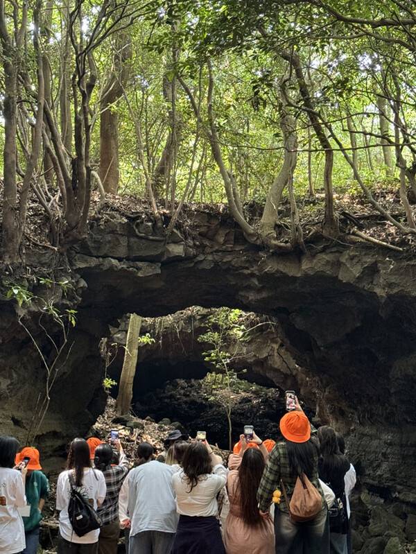 지난 4일 열린 제주 넷제로 투어. 참가자들이 세계유산마을 덕천리를 탐방하고 있다(사진=제주관광공사)
