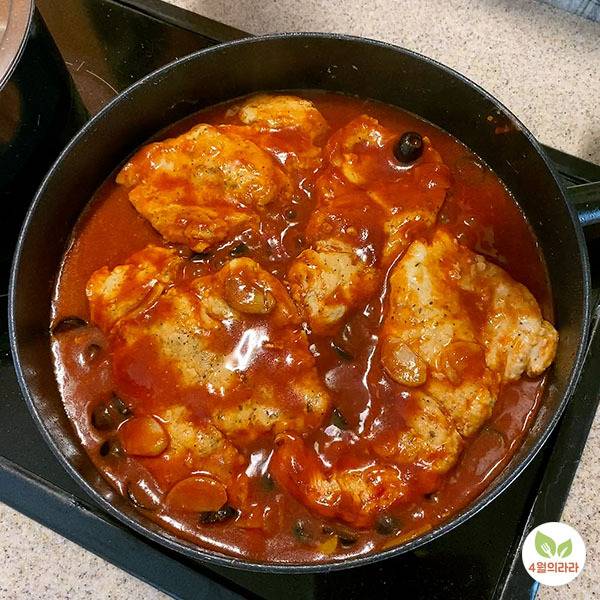 토마토소스에 끓인 닭가슴살