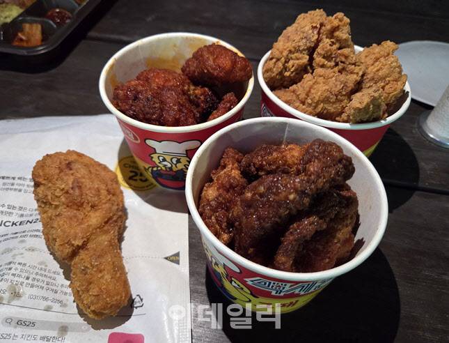 구성은 허니버터순살, 양념순살, 크리스피순살, 닭다리까지 총 4종. 순살 3종은 각각 200g 기준 3900원, 닭다리는 2900원이다. (사진=한전진 기자)