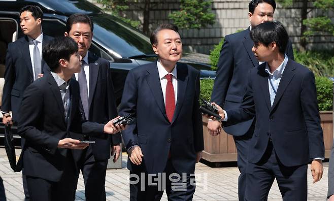윤석열 전 대통령이 지난달 26일 오전 서울 서초구 중앙지방법원에서 열리는 내란 우두머리 혐의, 직권남용 권리행사방해 혐의 사건 5차 공판에 출석하고 있다. (사진=공동취재단)