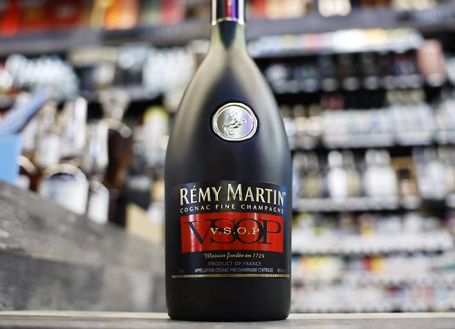 미국 캘리포니아 패서디나의 한 주류 매장에서 레미 마틴 코냑 고급 샴페인 한 병이 보인다.(사진=AFP)
