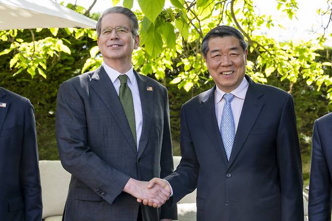 5월 11일(현지시간) 스위스 제네바에서 열린 무역 관계 및 관세 논의 회의에서 스콧 베센트(왼쪽) 미국 재무장관과 허리펑 중국 국무원 부총리와 악수하고 있다.(사진=AFP)