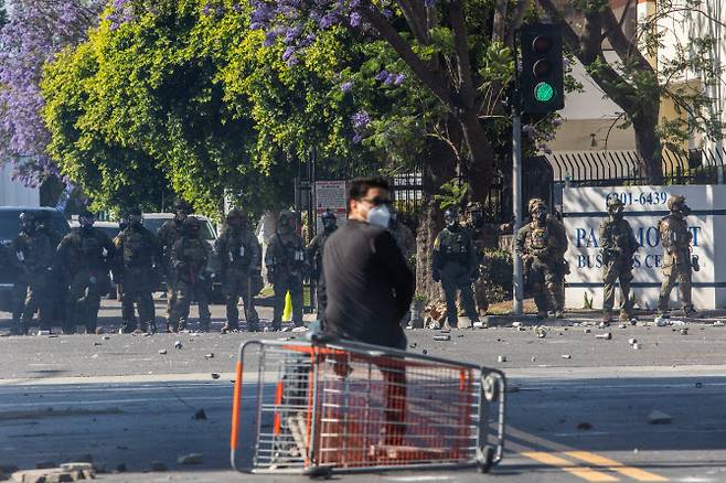 7일(현지시간) 로스앤젤레스에서 시위대와 연방 경찰이 대치하고 있다.(사진=AFP)