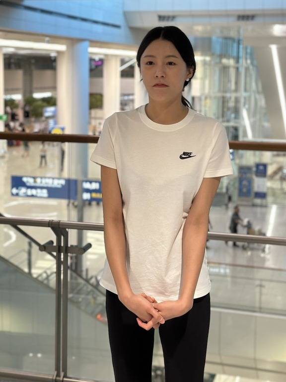 여자배구 이다영이 공항에서 인터뷰를 진행하고 있다.