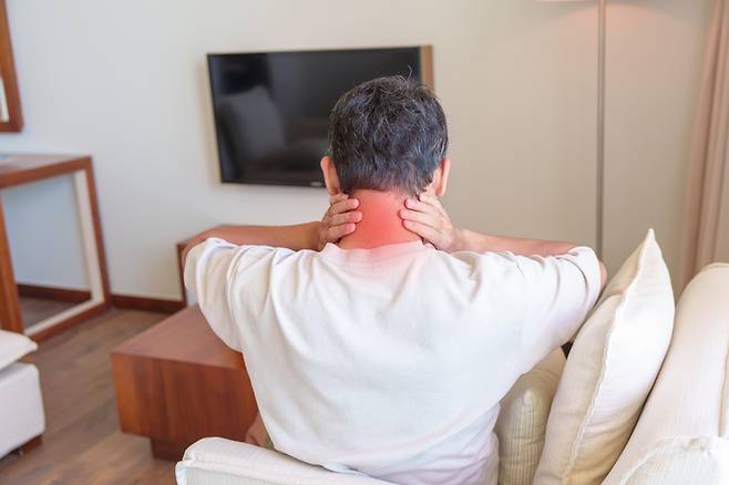 뒷목이나 어깨 근육이 자주 뭉친다면 근육부터 풀어주어야 한다. 이 부위의 통증을 방치하면 목 디스크나 어깨 관절 질환이 발생하고 통증이 만성화될 수 있다.  [사진=게티이미지뱅크]