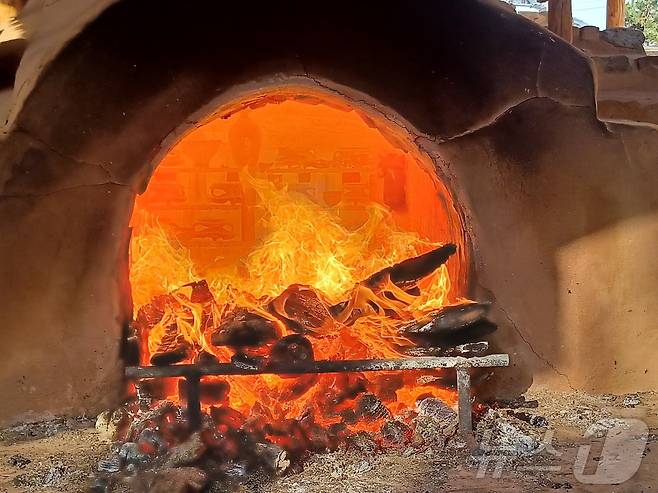 전남 영암도기박물관 장작가마 소성 (영암군 제공. 재판매 및 DB금지) /뉴스1 2025.6.8/뉴스1