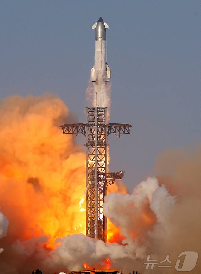 27일(현지시간) 일론 머스크의 우주기업 스페이스X 우주선 스타십이 텍사스주 보카 치카 해변의 스타베이스 기지에서 9번째 시험 발사되고 있다. 2025.05.29 ⓒ 로이터=뉴스1 ⓒ News1 우동명 기자