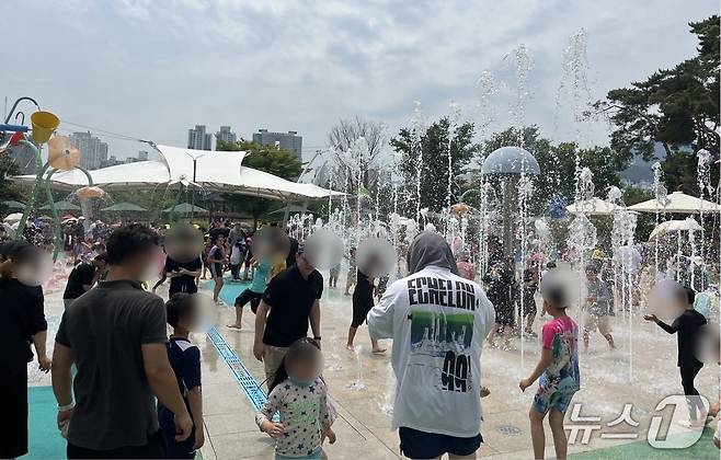8일 오후 부산시민공원 물놀이장에서 시민들이 물놀이를 즐기고 있다.2025.6.8/뉴스1 ⓒ News1 장광일 기자